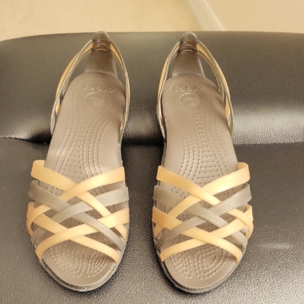 Crocs Womens Huarache Flat Open Toe Sandal Shoes, Bronze/gray, US 6